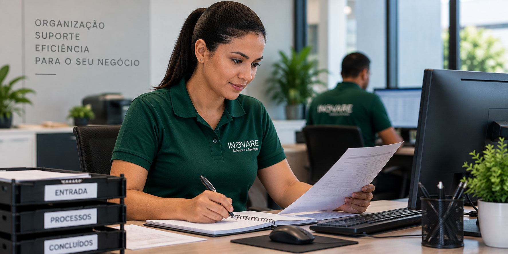 Profissional de serviços administrativos em ambiente corporativo